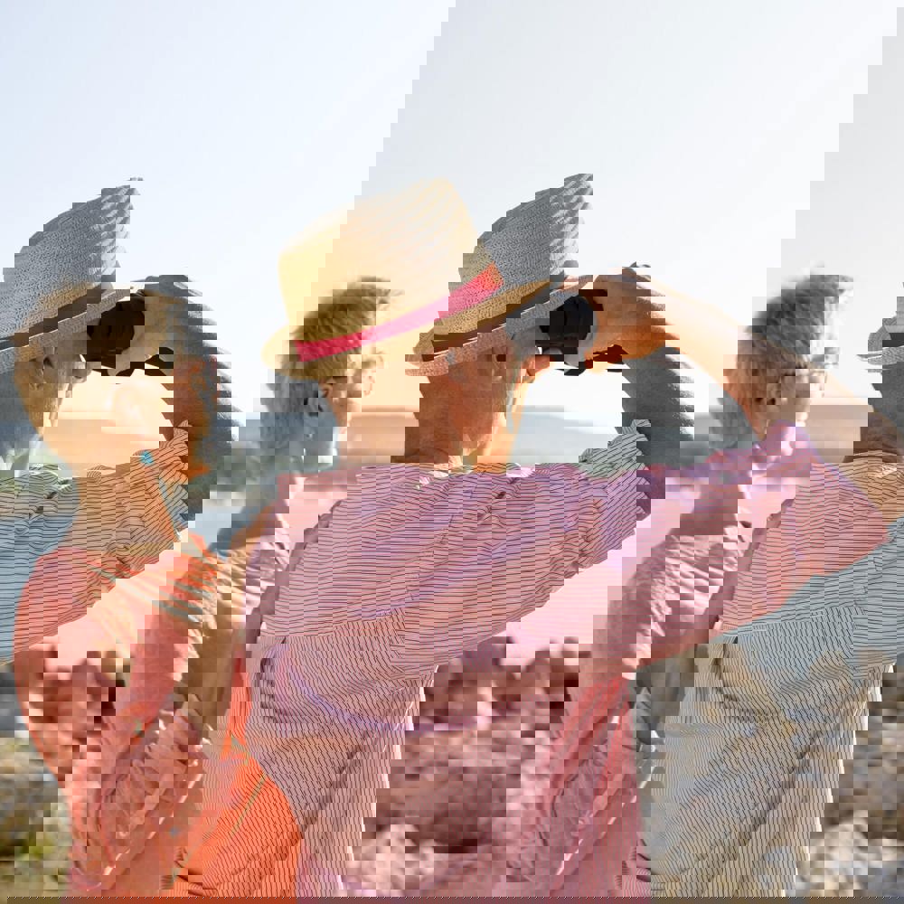 Pflanzlicher Strohhut mit farbigem Band