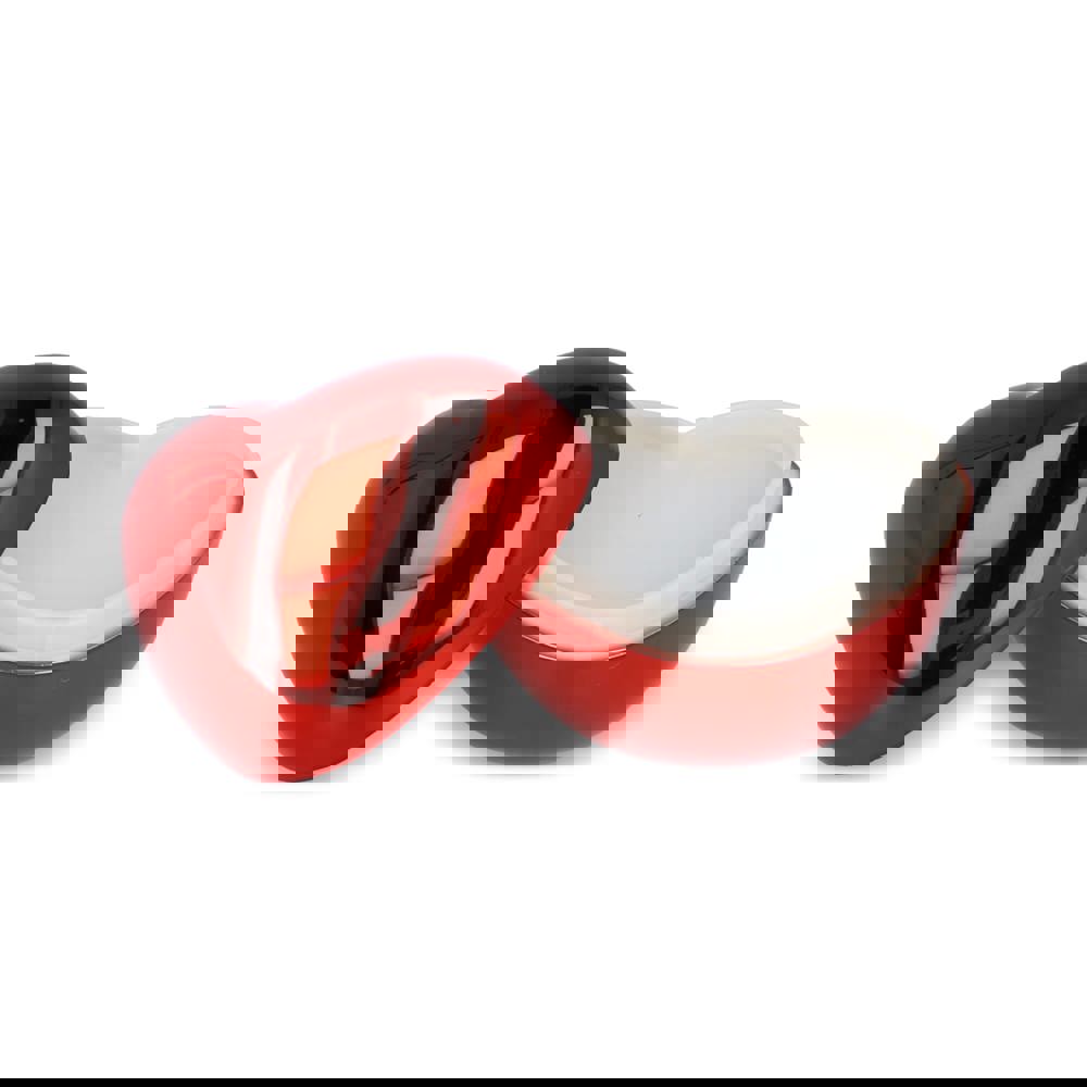 Lippenbalsam in metallischer Herzformdose