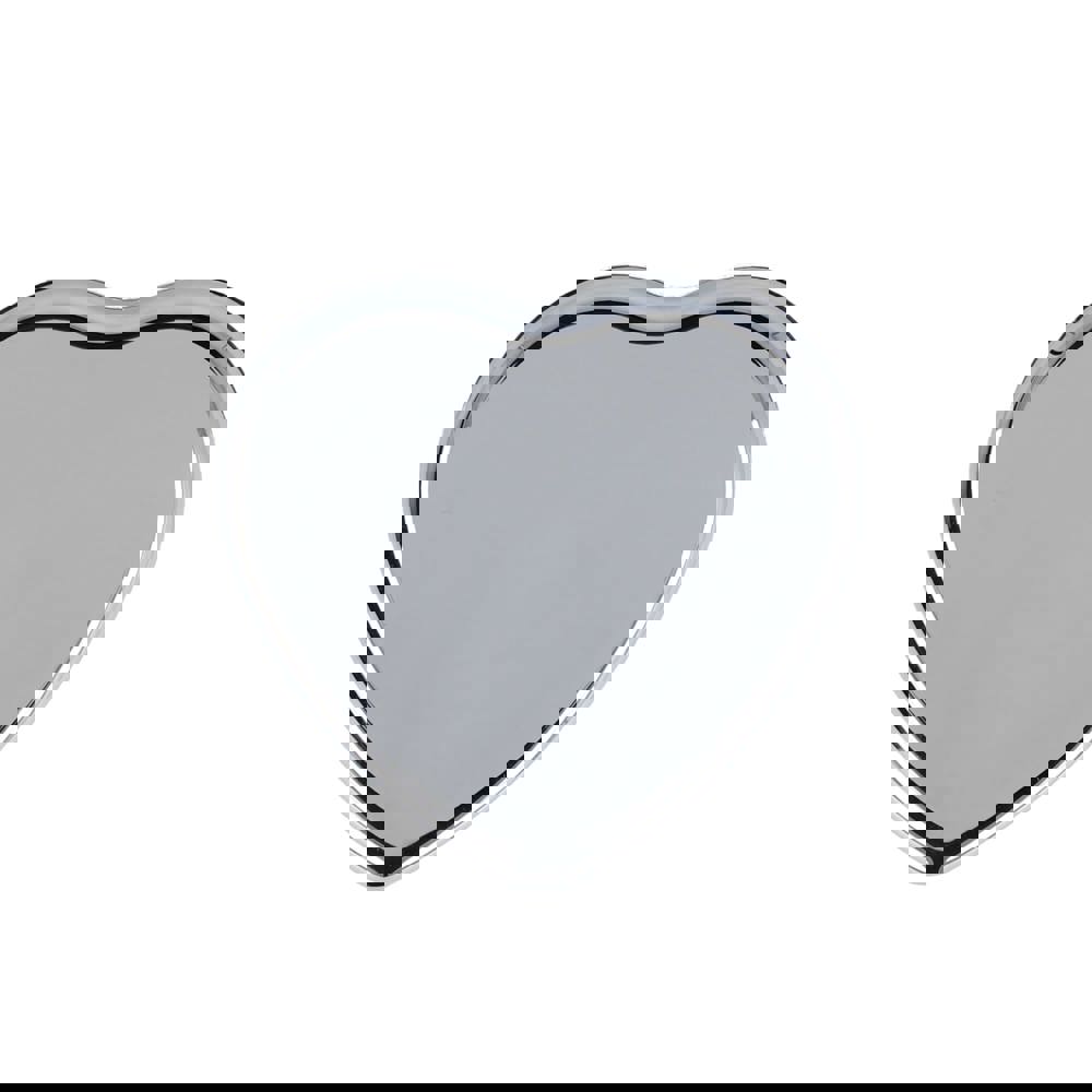 Lippenbalsam  in Flacher metallischer Herzformdose