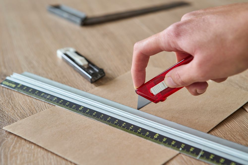 Cutter-Messer mit Federkernautomatik aus Kunststoff Griffin