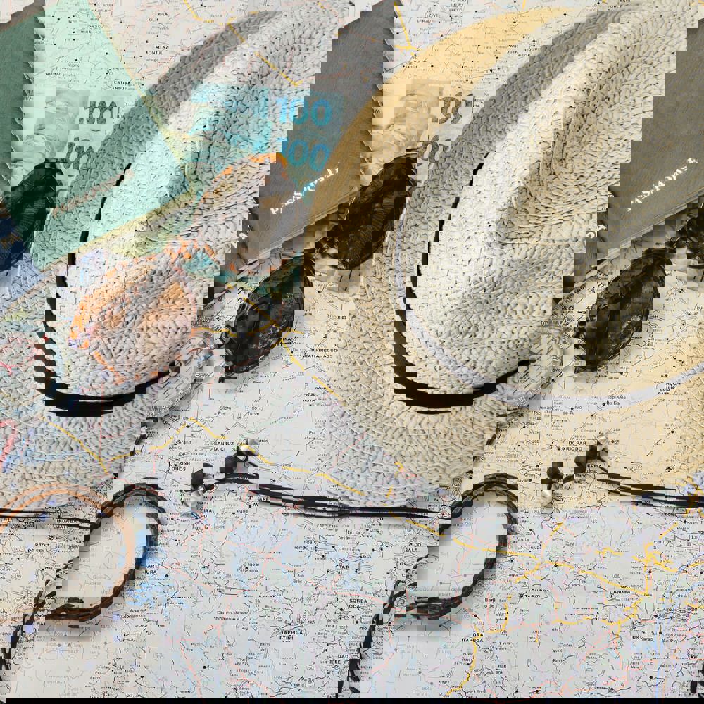 Pflanzlicher Strohhut mit farbigem Band