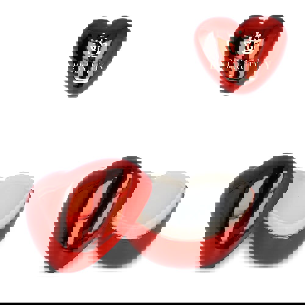 Lippenbalsam in metallischer Herzformdose