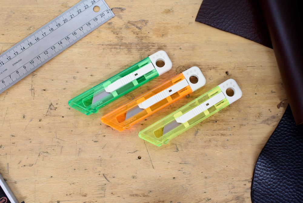 Cutter-Messer mit Federkernautomatik aus Kunststoff Griffin