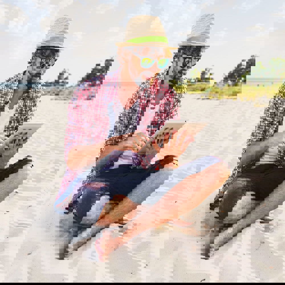 Pflanzlicher Strohhut mit farbigem Band