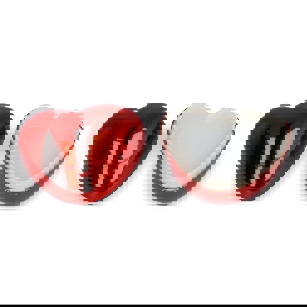 Lippenbalsam in metallischer Herzformdose