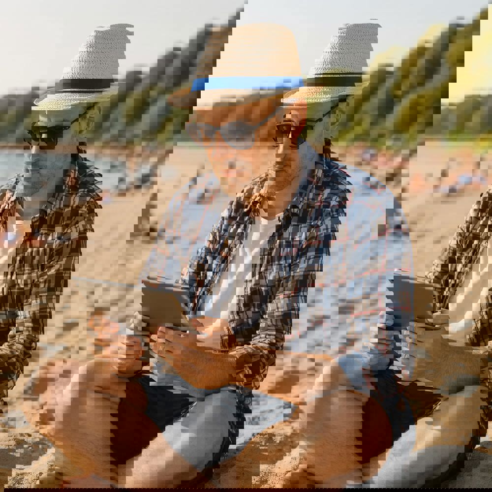 Pflanzlicher Strohhut mit farbigem Band